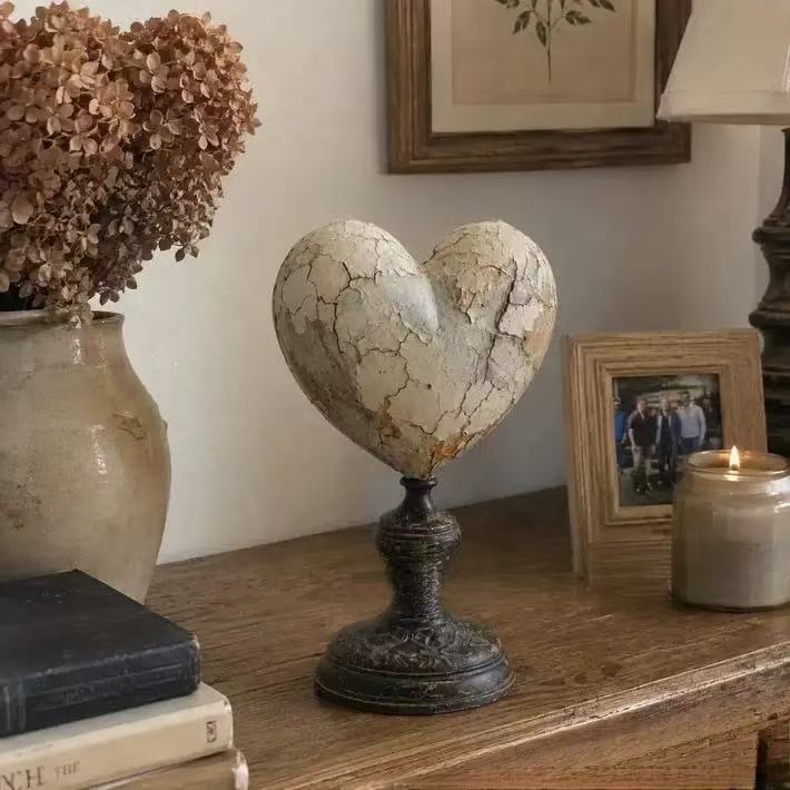 Dekorative Herzskulptur mit Vogelmotiv Karnz