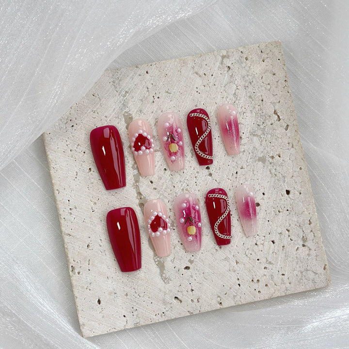 Dekoratives Press-On-Nagelkunst-Set mit glamourösem Design