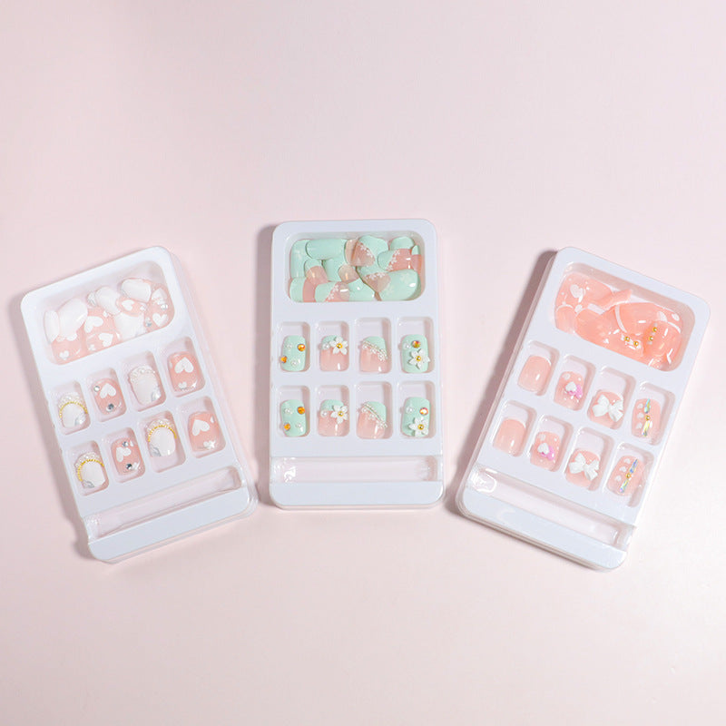 Dekorativer Press-On Nail Art Set mit Schleifenakzenten Karnz