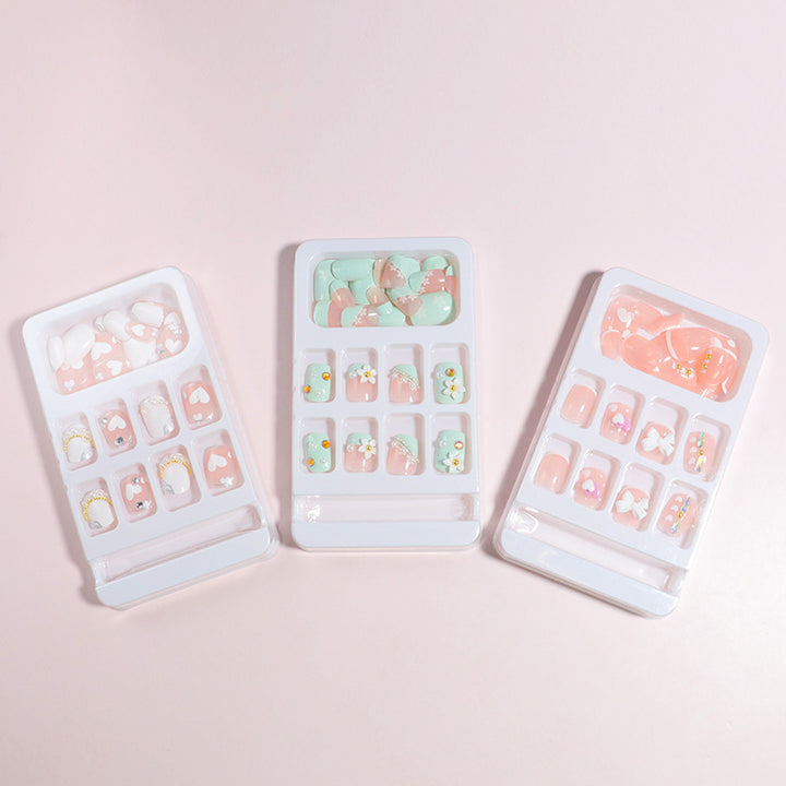 Dekorativer Press-On Nail Art Set mit Schleifenakzenten Karnz