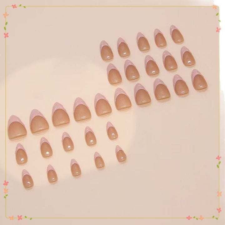 Elegante Nagelspitzen mit French Design Karnz