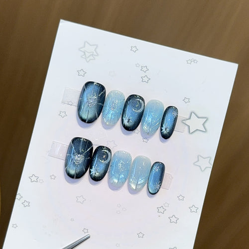 Glamouröse Kunstnagelspitzen mit Sternen- und Glitzereffekten Karnz