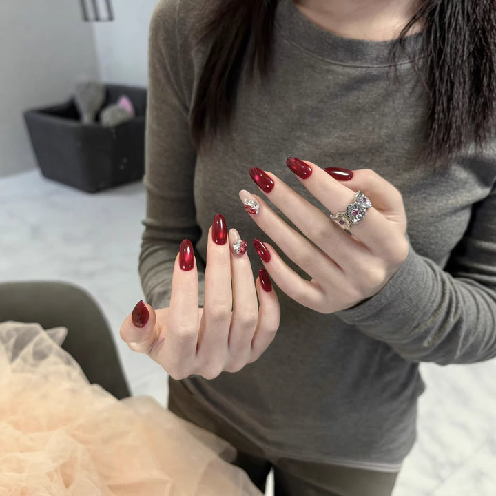Elegante Press-On-Nagelerweiterungen mit dekorativen Edelsteinschmuckakzenten