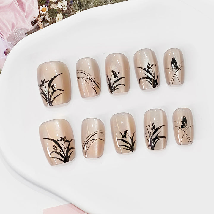 Kunstvoll gestaltete Nägel mit floralen Motiven Karnz