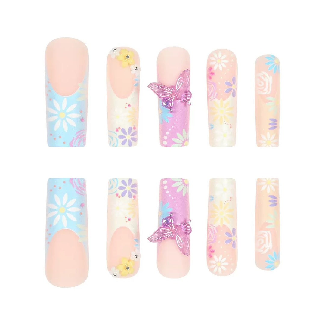 Kunstnägel mit floralen Motiven und 3D-Verzierungen Karnz