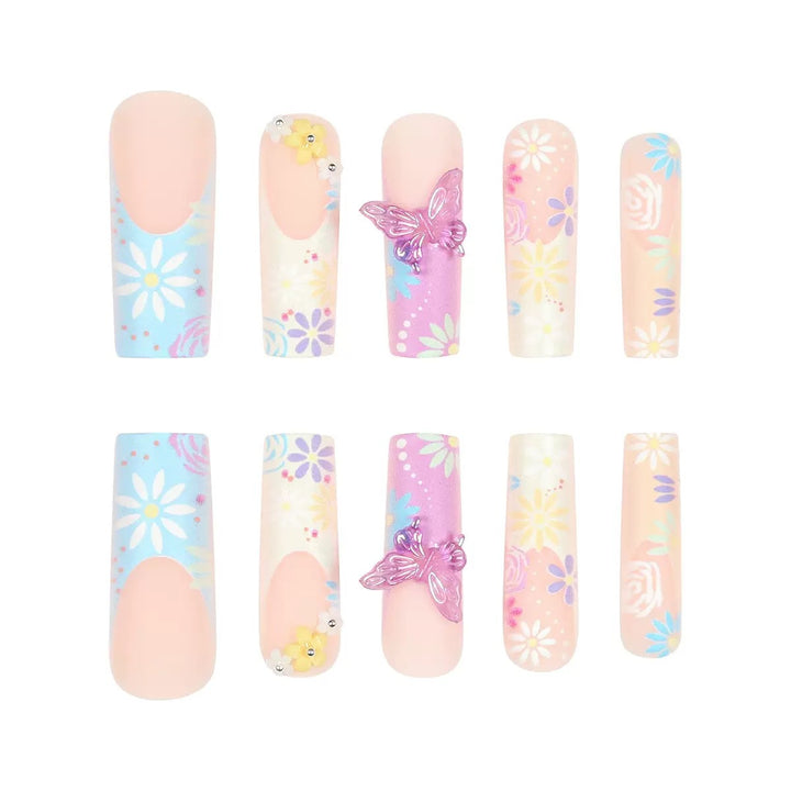 Kunstnägel mit floralen Motiven und 3D-Verzierungen Karnz