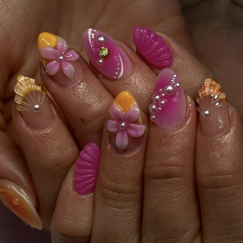 Kunstvolle Nagelverlängerungen mit floralen und perlenverzierten Akzenten Karnz