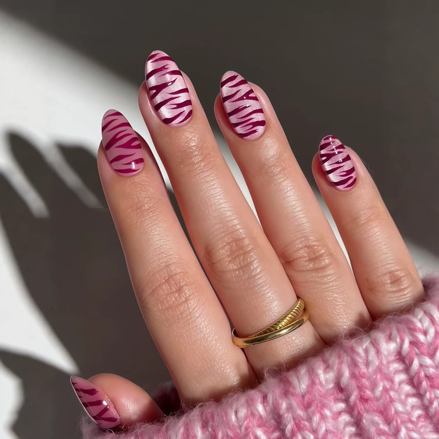 Künstlerisches Press-On Nagelset mit stilvollen Zebramustern Karnz
