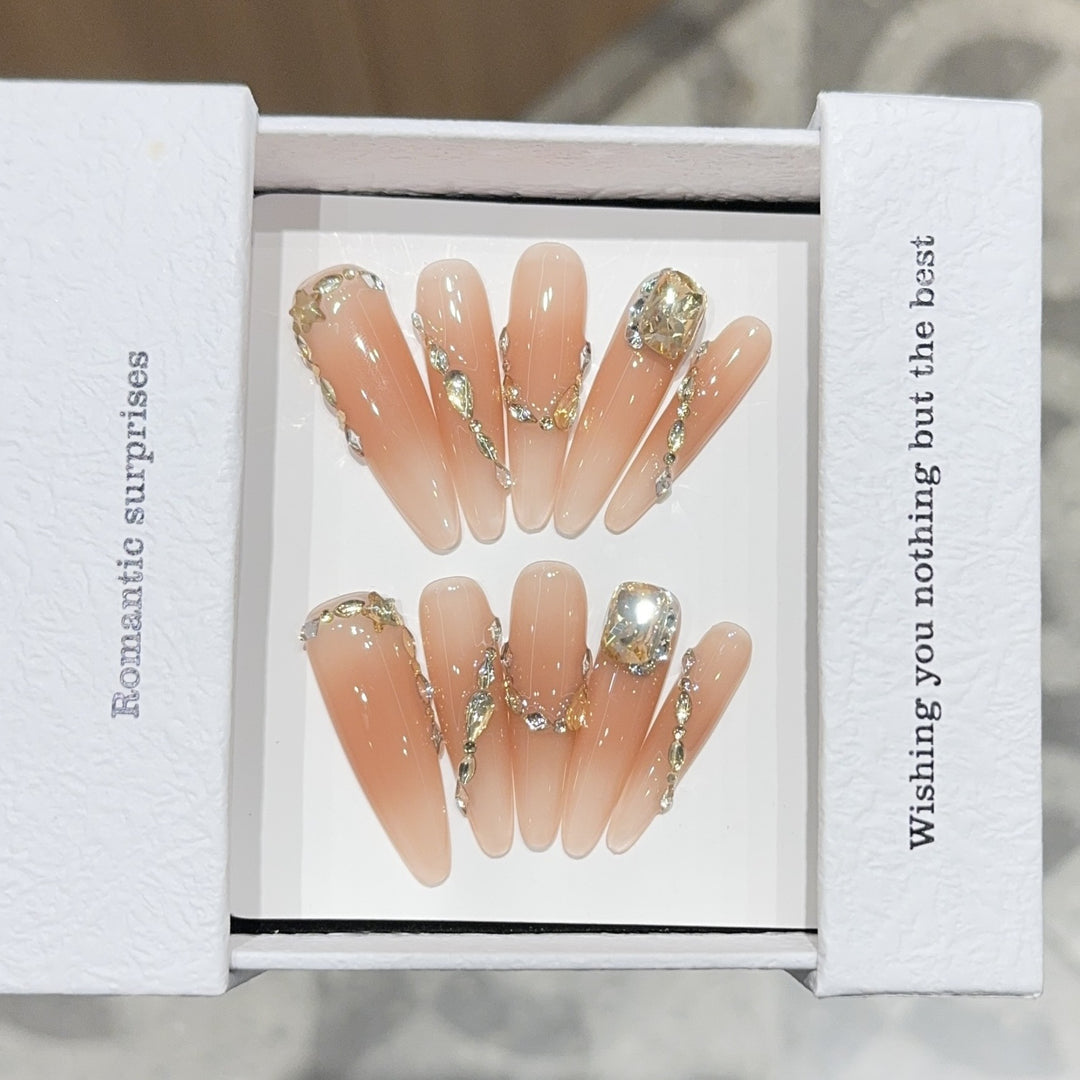 Kunstnägel mit Romantischem Glamour-Design Karnz