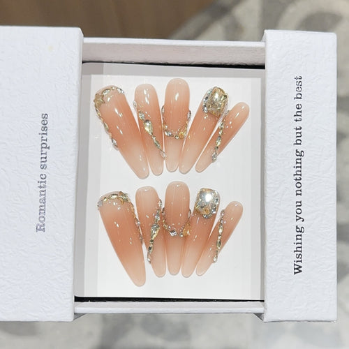 Kunstnägel mit Romantischem Glamour-Design Karnz