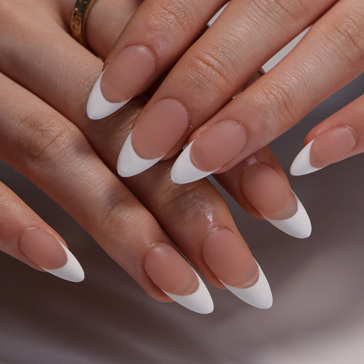 Kunstvolle Stiletto-Nägel mit elegantem französischem Design Karnz