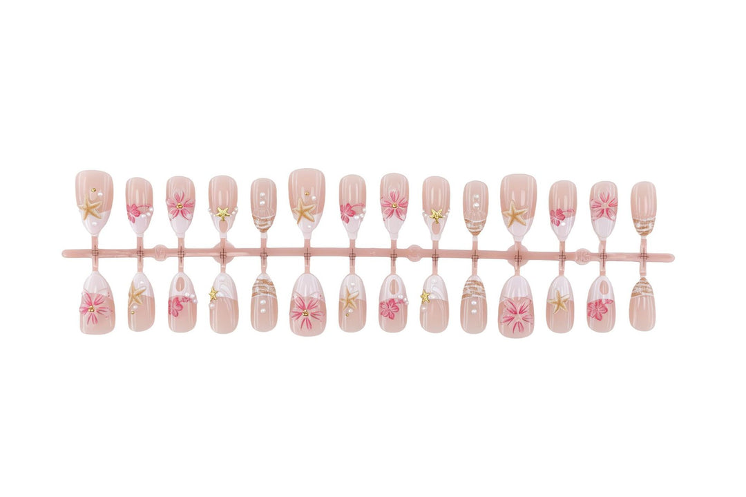Kunstnagelset mit maritimen Details und floralen Akzenten Karnz