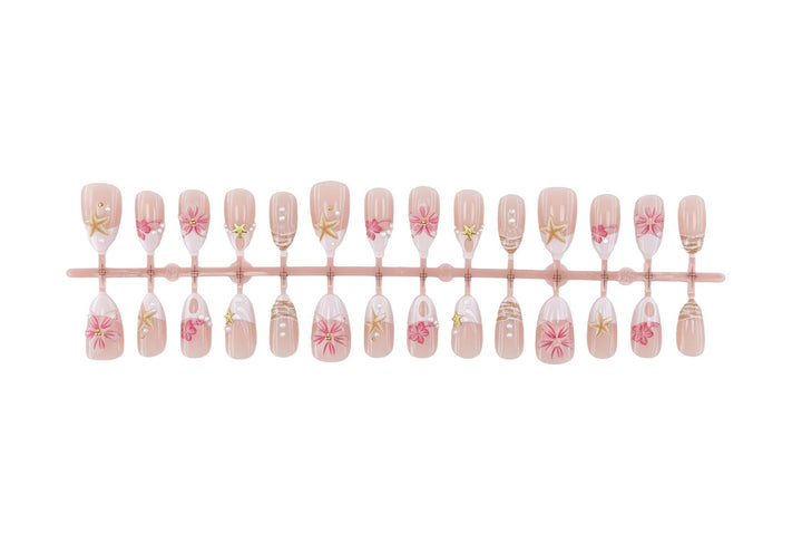 Kunstnagelset mit maritimen Details und floralen Akzenten Karnz