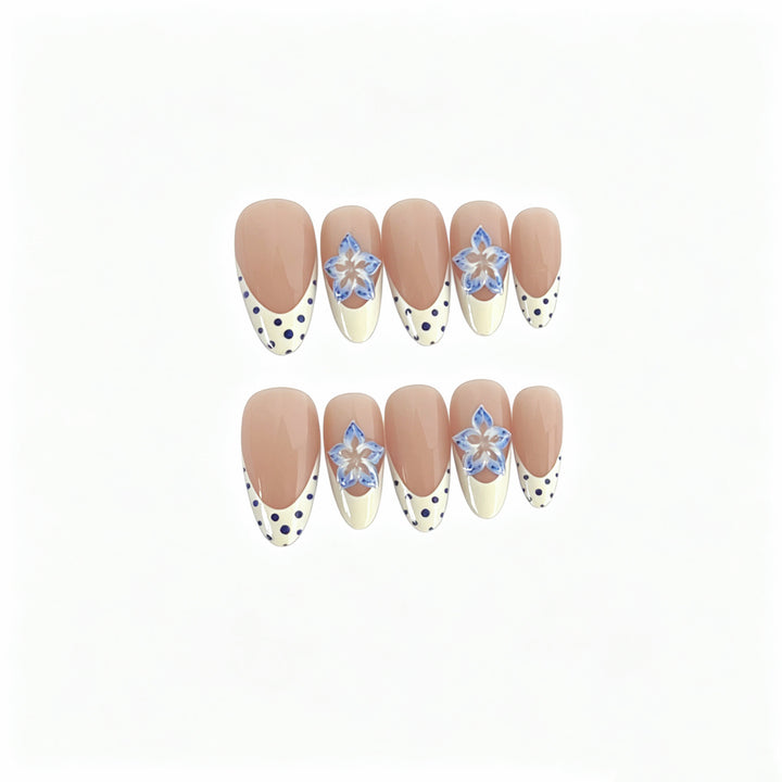 Künstlerisches Press-On-Nagelset mit floralem und Punktedesign Karnz