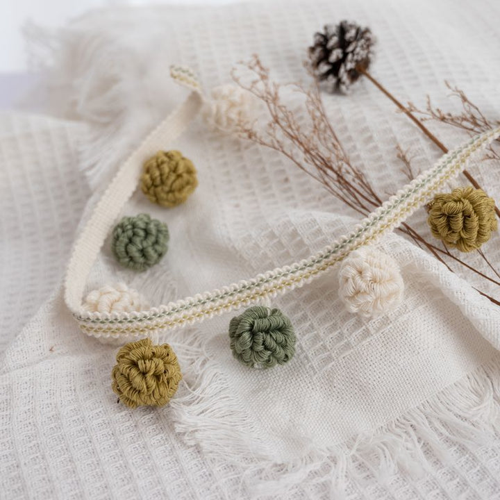 Dekorative Bordüre mit Pompons Karnz