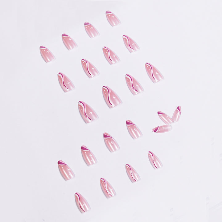 Elegante kunstvolle Nagelverlängerungen mit zartem Farbverlauf und akzentuierten Linien Karnz