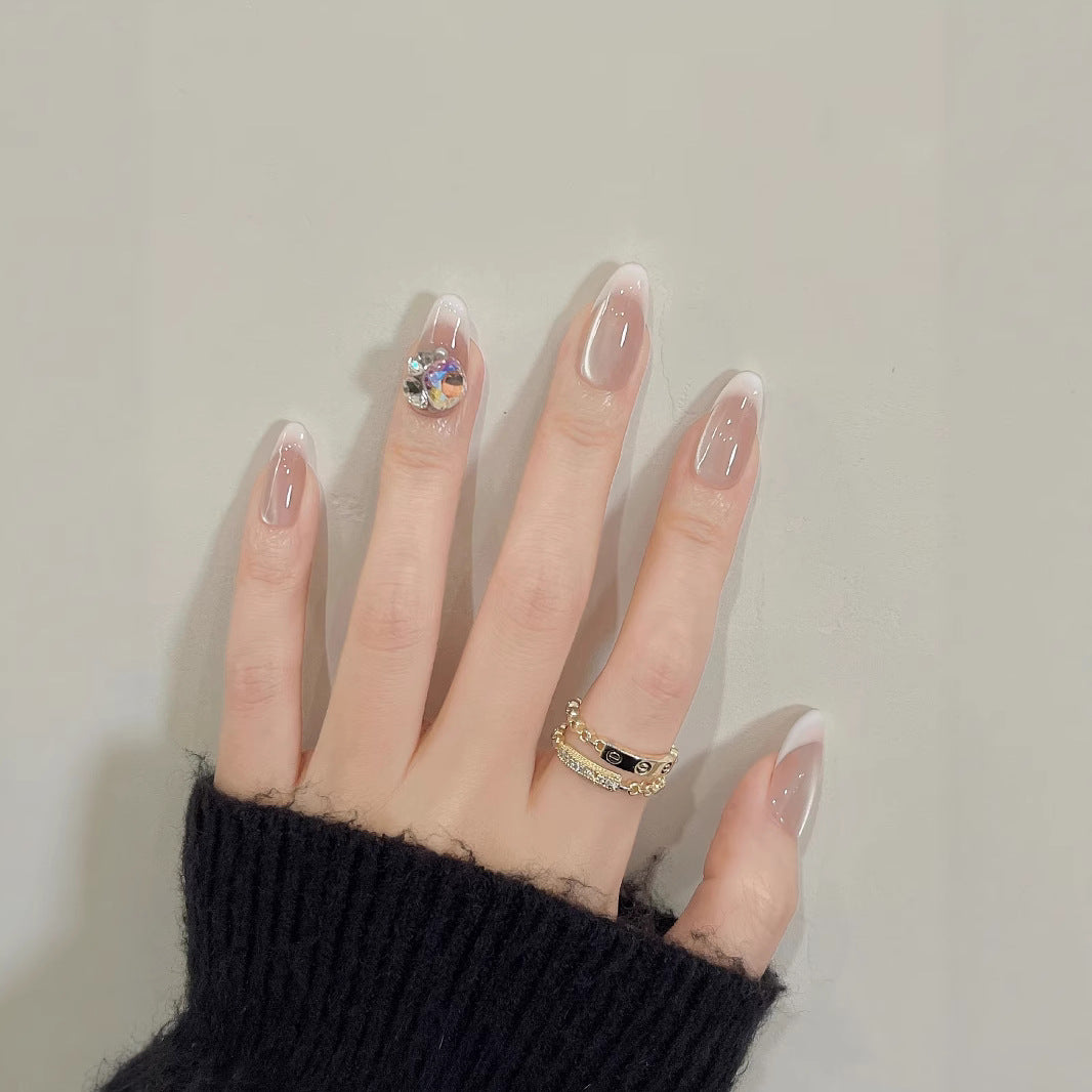 Elegantes französisches Nageldesign mit Strassakzent