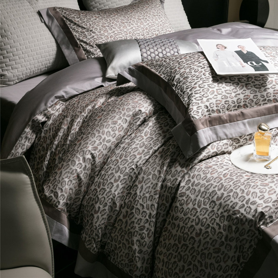 Luxuriöses Leopardenmuster Satin-Satin Bettdeckenbezug Set mit Kontrastbordüre und dekorativem Lendenkissen