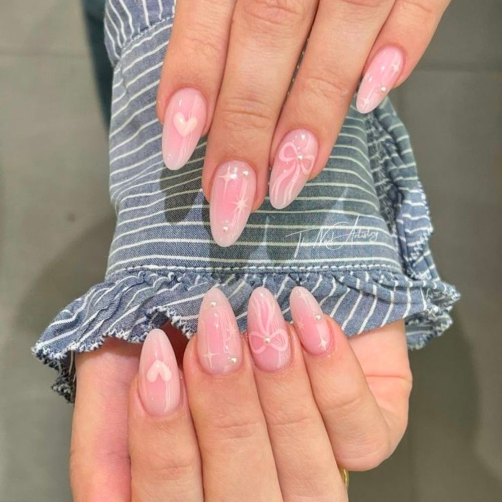 Künstlerische herzverzierte Stiletto-Nagelverzierungen