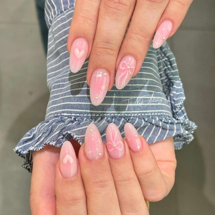 Künstlerische herzverzierte Stiletto-Nagelverzierungen