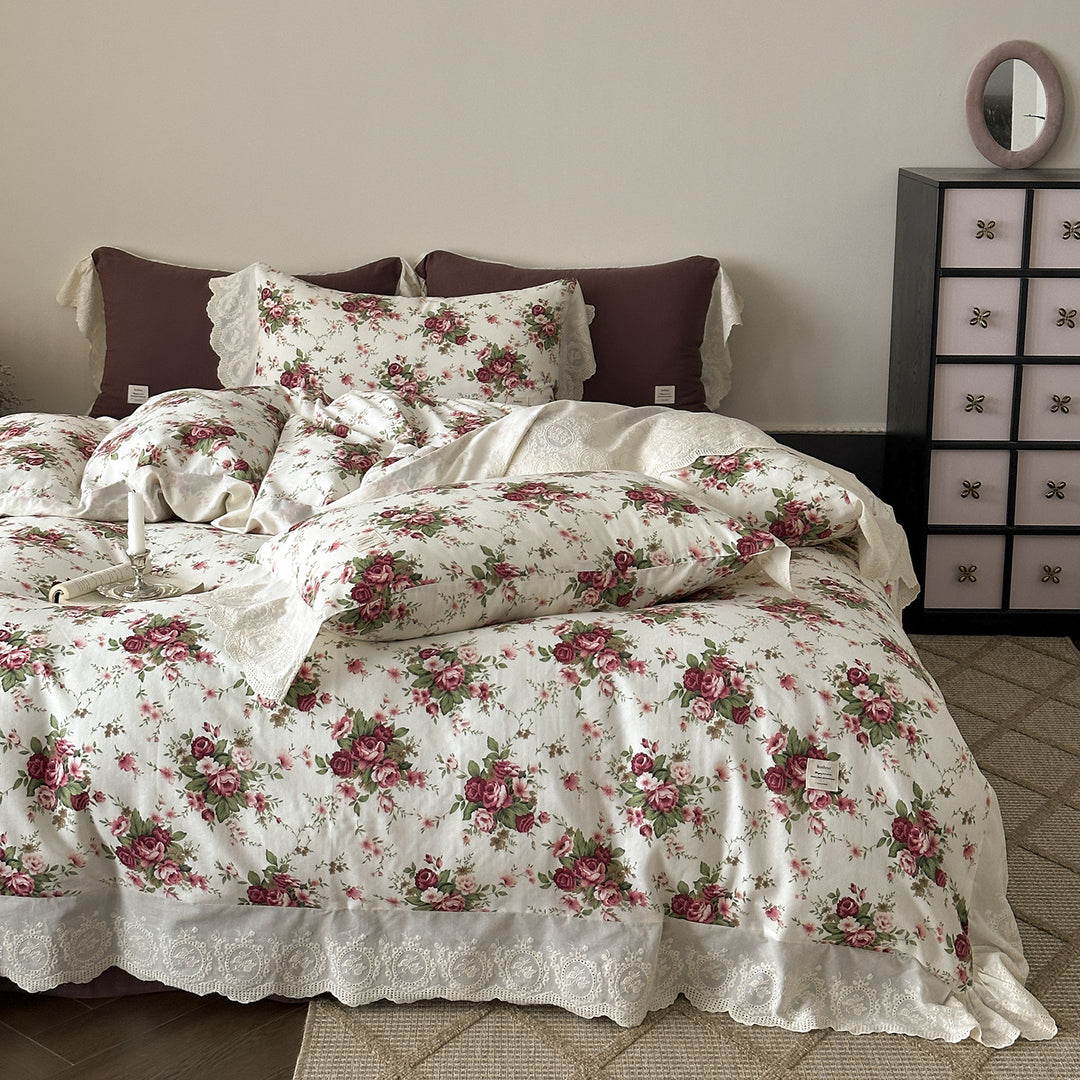 Baumwoll-Bettwäsche-Set mit Spitzenvolant und zartem Blumenprint
