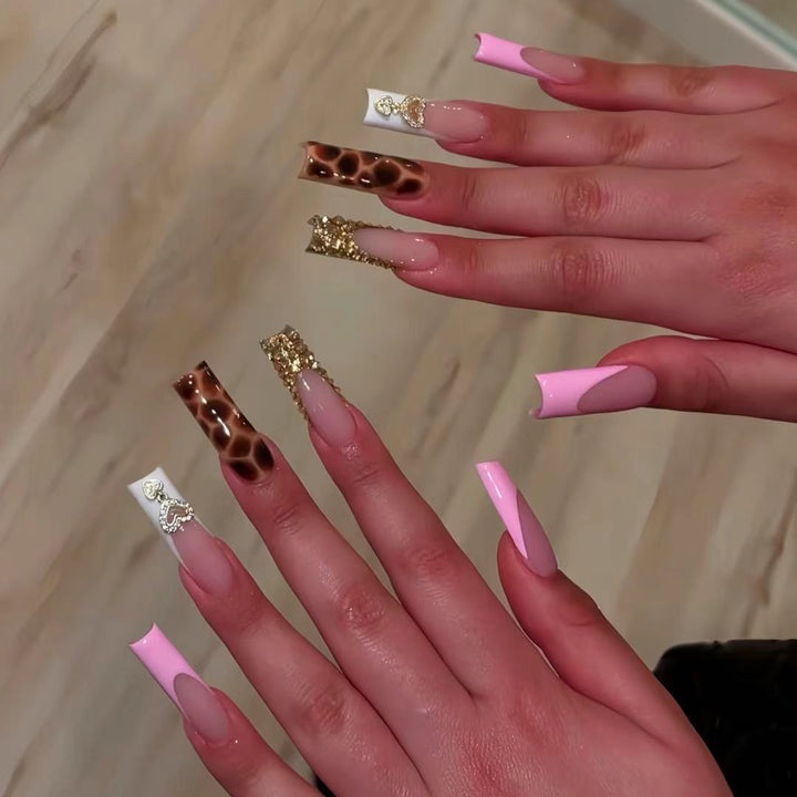Glamouröse dekorative lange Press-On Nägel mit metallischen Akzenten Karnz