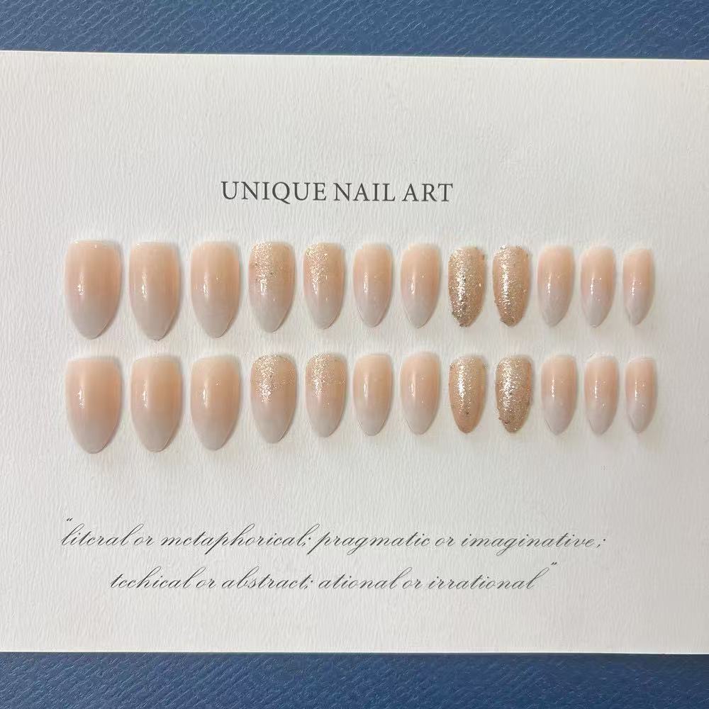 Elegante Kunstnägel mit Glitzerakzenten und modernen Designs Karnz
