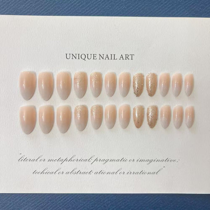 Elegante Kunstnägel mit Glitzerakzenten und modernen Designs Karnz