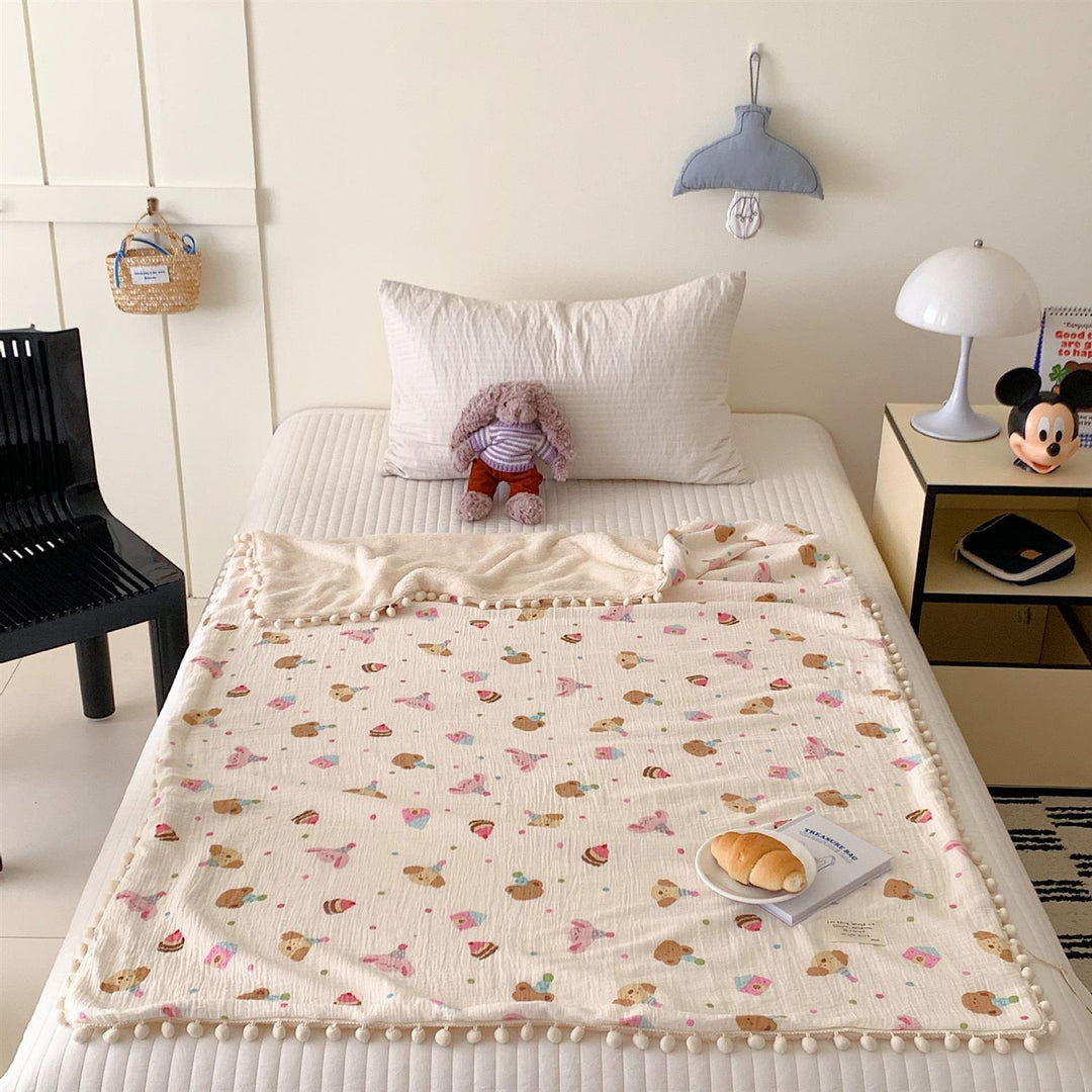 Kinderwende-Kuscheldecke aus Baumwoll-Musselin mit Pompon-Bordüre