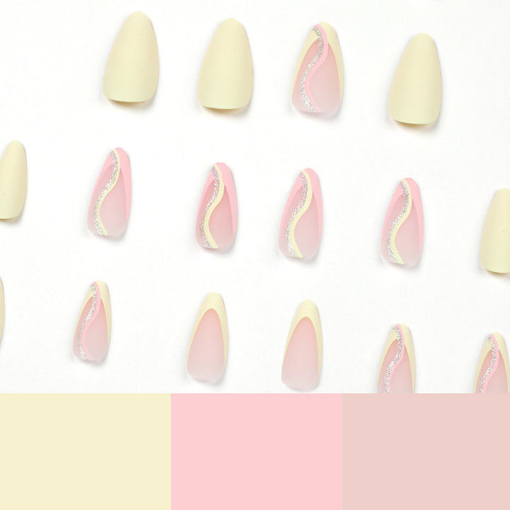 Stylische Kunstnägel mit elegantem Wellenmuster und mattem Finish Karnz