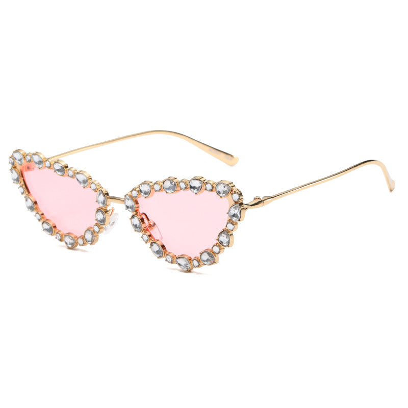 Damen Herzförmige Designer-Sonnenbrille mit glamourösem Kristallrahmen Karnz