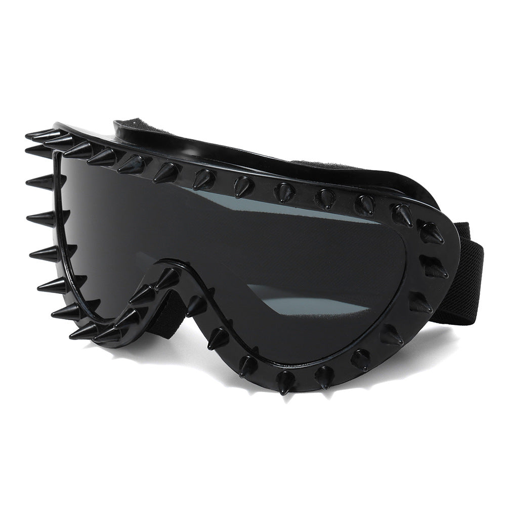 Damen stylische Schutzbrille mit markantem Spike-Design Karnz