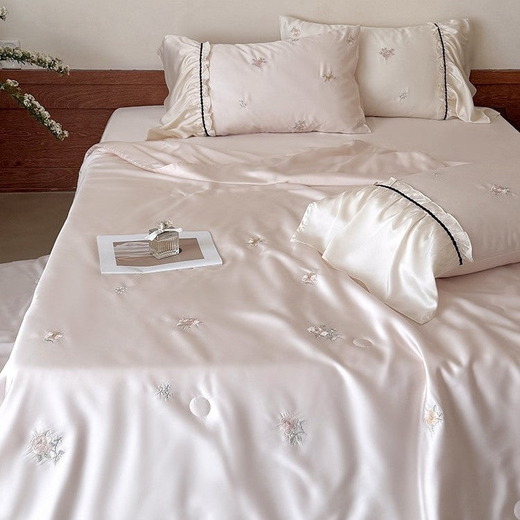 Exquisites Satin-Bettwäscheset mit floraler Stickerei, gerafften Kissenblenden und kontrastierender Paspel