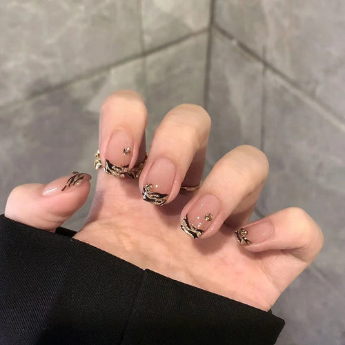 Künstlerisches Press-on-Nagel-Set mit eleganten Goldakzenten Karnz