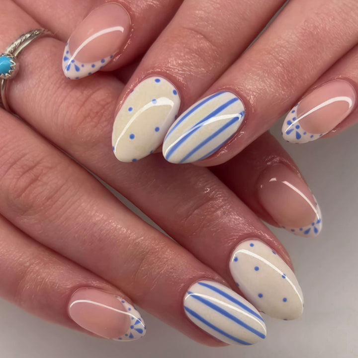 Dekoratives Press-On Nagelkunst-Set mit geometrischen Mustern