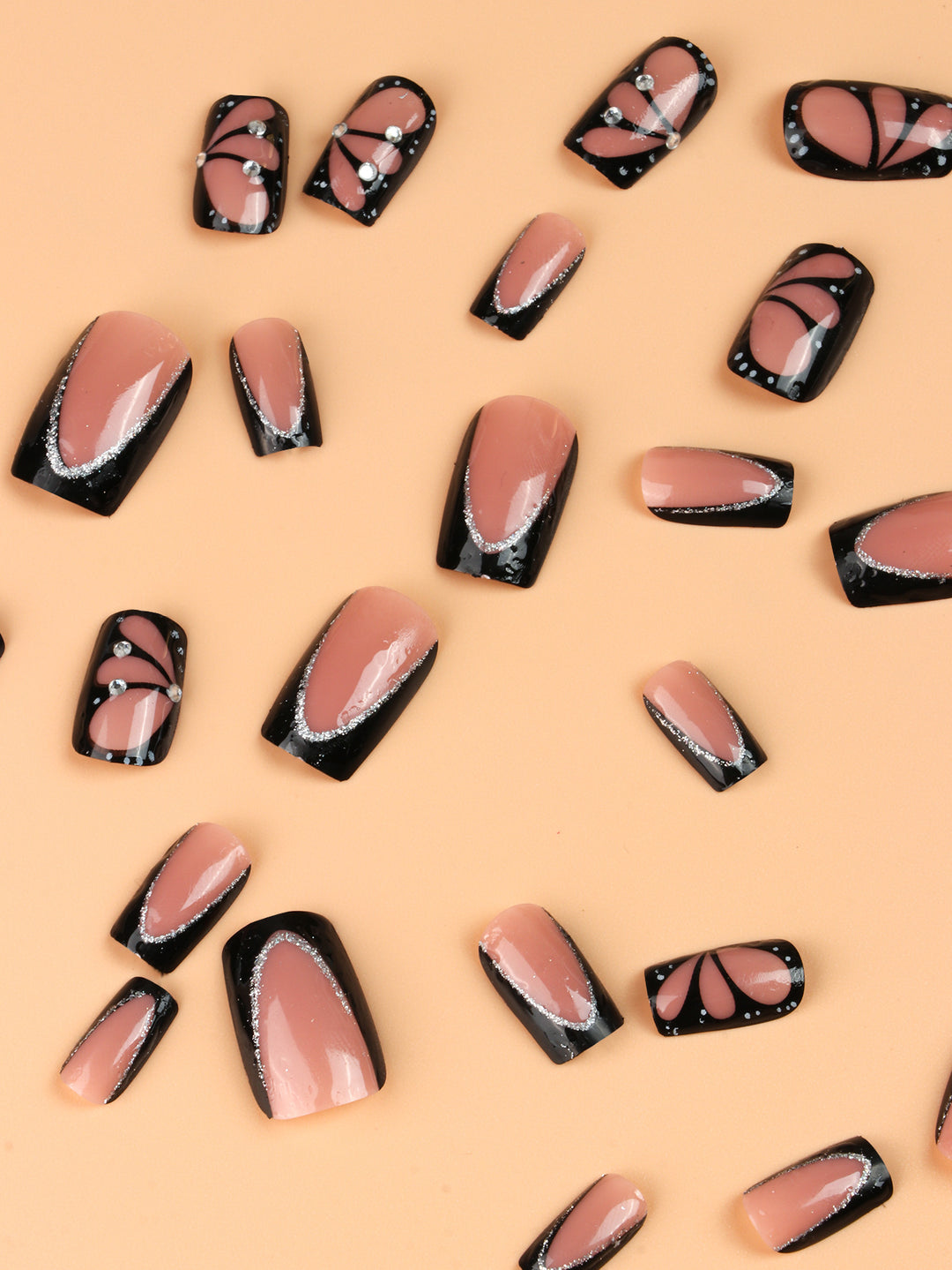 Dekorative 3D Nagelverzierung Karnz