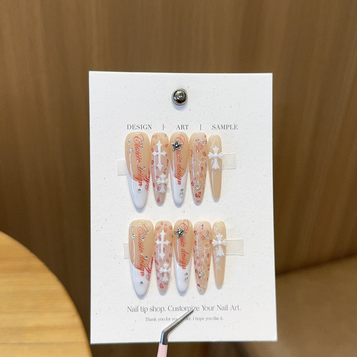 Kunstnägel mit Künstlerischem Design und Glamour-Akzenten Karnz