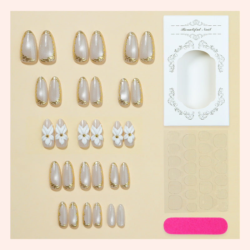Elegantes Press-On-Nail-Art-Set mit floralen und goldenen Akzenten Karnz