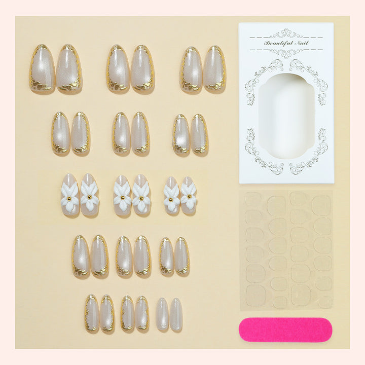 Elegantes Press-On-Nail-Art-Set mit floralen und goldenen Akzenten Karnz