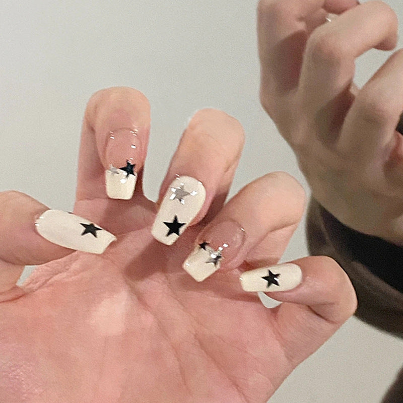 Kunstnagelset mit glamourösem Sternen-Design und funkelnden Akzenten Karnz