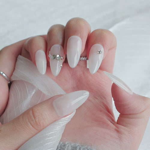 Elegante Spitz-Press-On-Nagel-Set mit dekorativen Strass-Akzenten