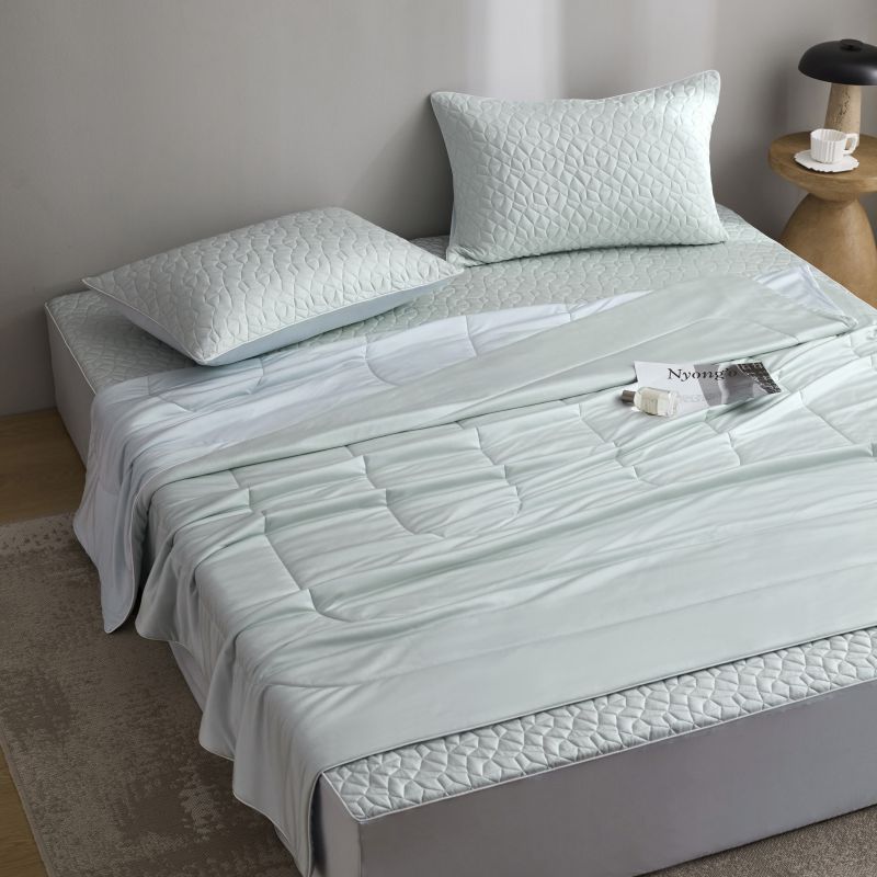 Gesteppte Bettwaren-Garnitur mit Wendbarer Satin-Decke und Matratzenschoner