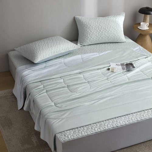 Gesteppte Bettwaren-Garnitur mit Wendbarer Satin-Decke und Matratzenschoner