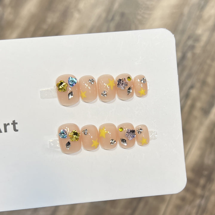 Dekoratives Press-On Nagelkunstset mit funkelnden Akzenten Karnz