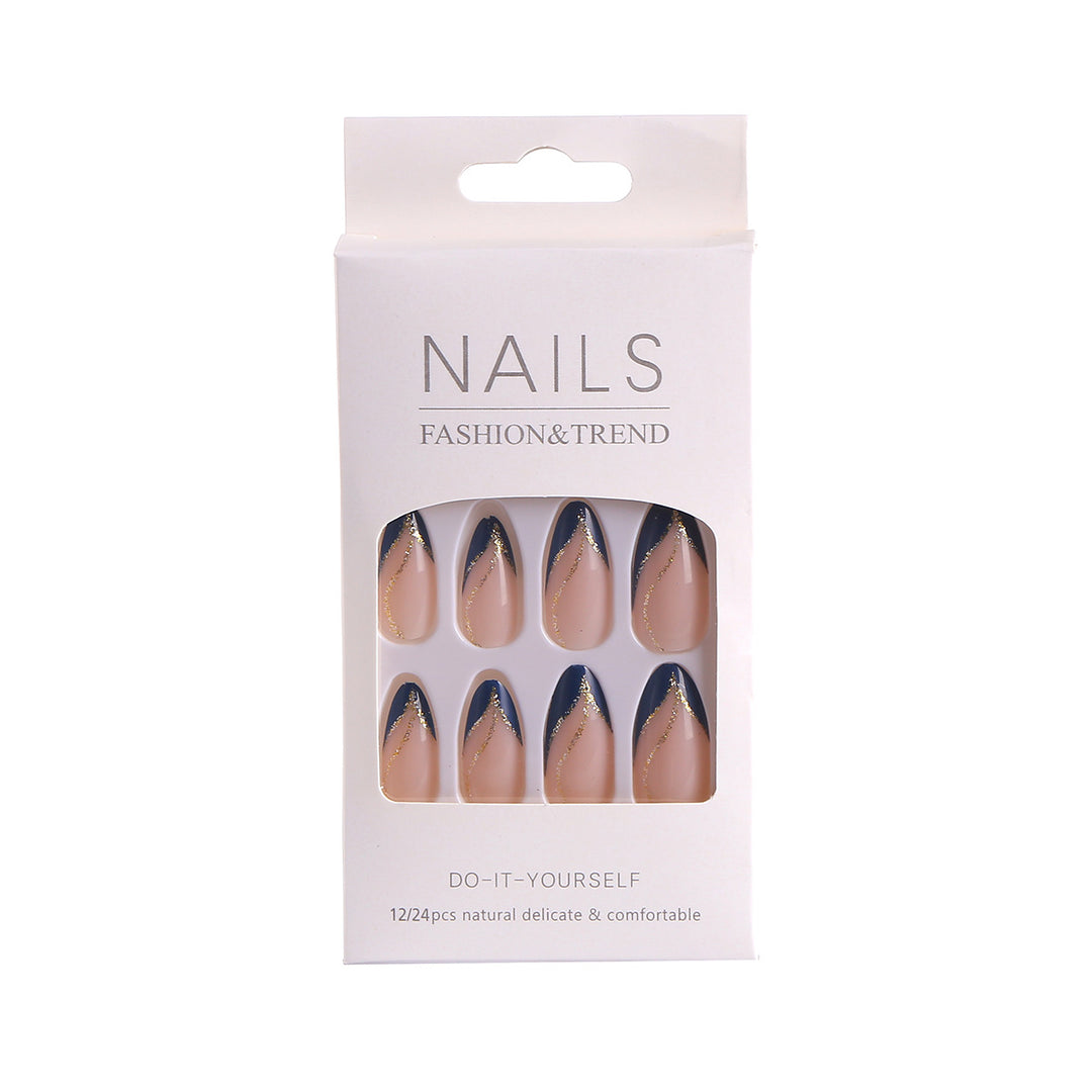 Künstlerisches Nageldesign mit eleganten goldenen Akzenten Karnz