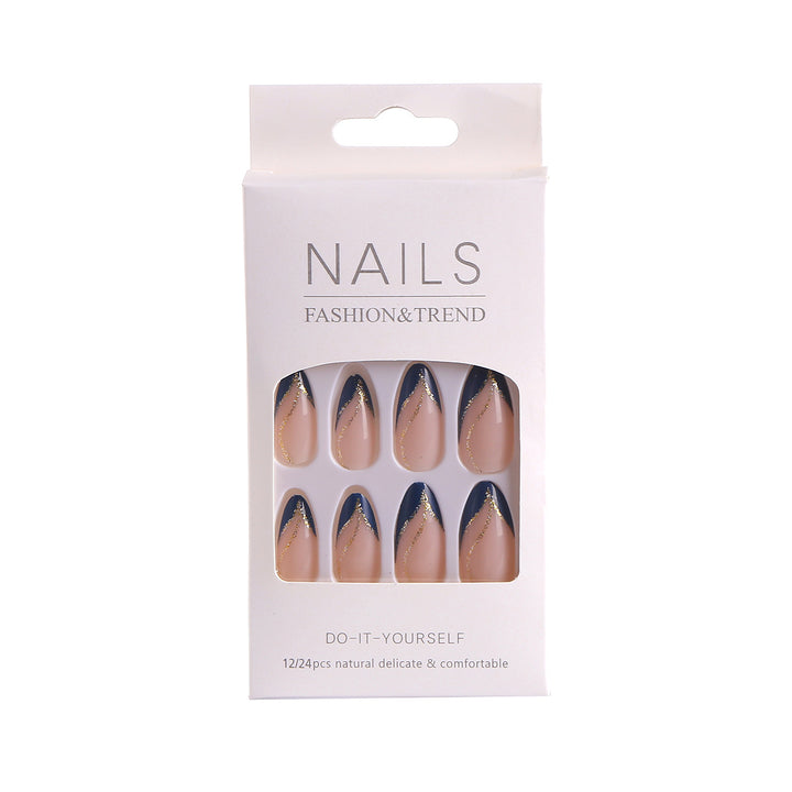 Künstlerisches Nageldesign mit eleganten goldenen Akzenten Karnz