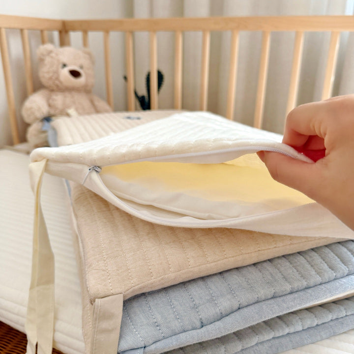 Gepolstertes Kinderbett-Polster und Matratzenauflage-Set mit bestickten Meereslebewesen