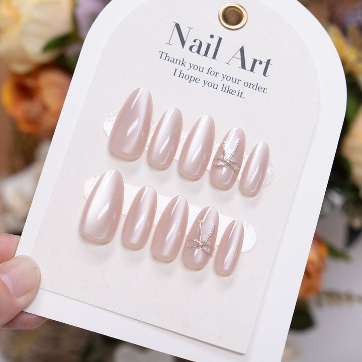 Elegantes Press-On-Nagelset mit dekorativen Akzenten