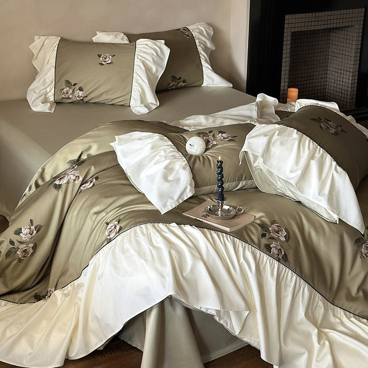 Luxuriöses Satin-Bettwäsche-Set mit Blumenstickerei und Rüschen