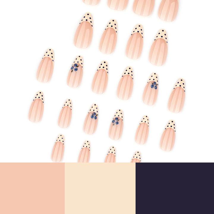Kunstvolle Nagelverlängerungen mit zarten Blüten- und Punktdesign Karnz
